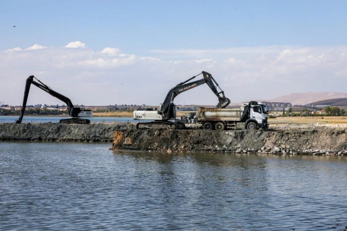 Van G&ouml;l&uuml;'nde 2 milyon 86 bin metrek&uuml;p dip &ccedil;amuru temizlendi