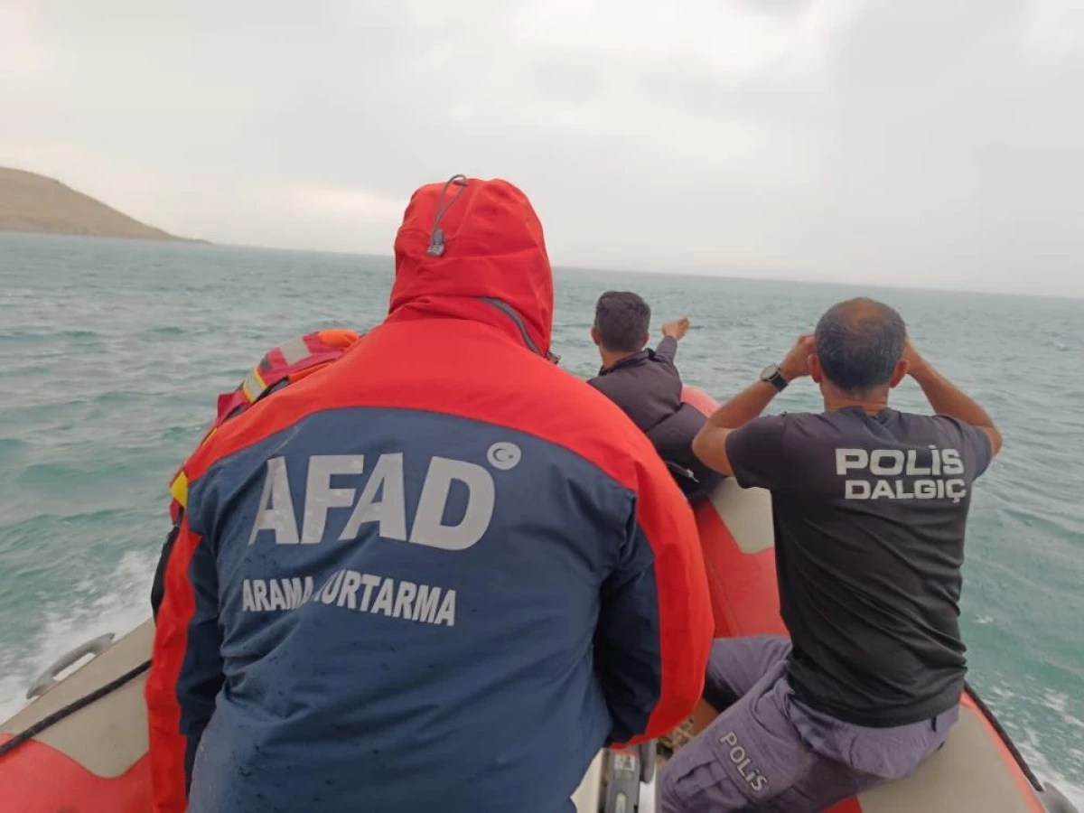 Van G&ouml;l&uuml;'nde can simidiyle a&ccedil;ılan 3 kişi mahsur kaldı