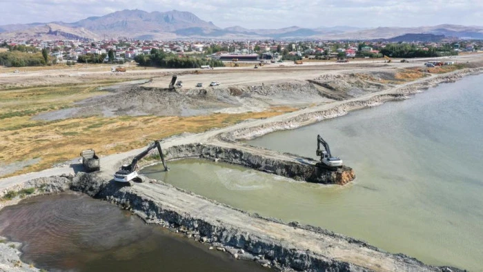 Van Gölü’nde dip çamuru temizliği devam ediyor