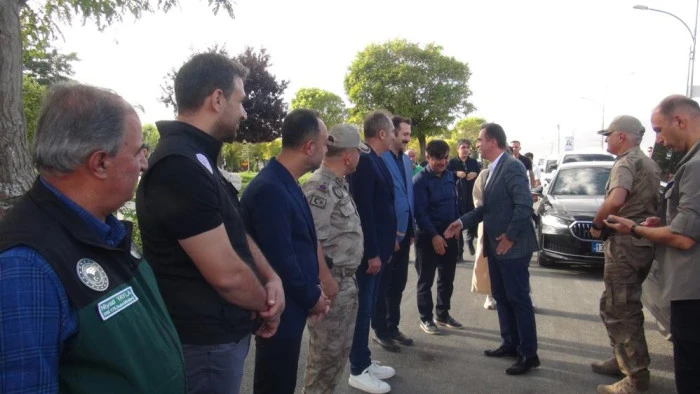 Van G&ouml;l&uuml;&rsquo;nde dip &ccedil;amuru temizliği hız kazandı