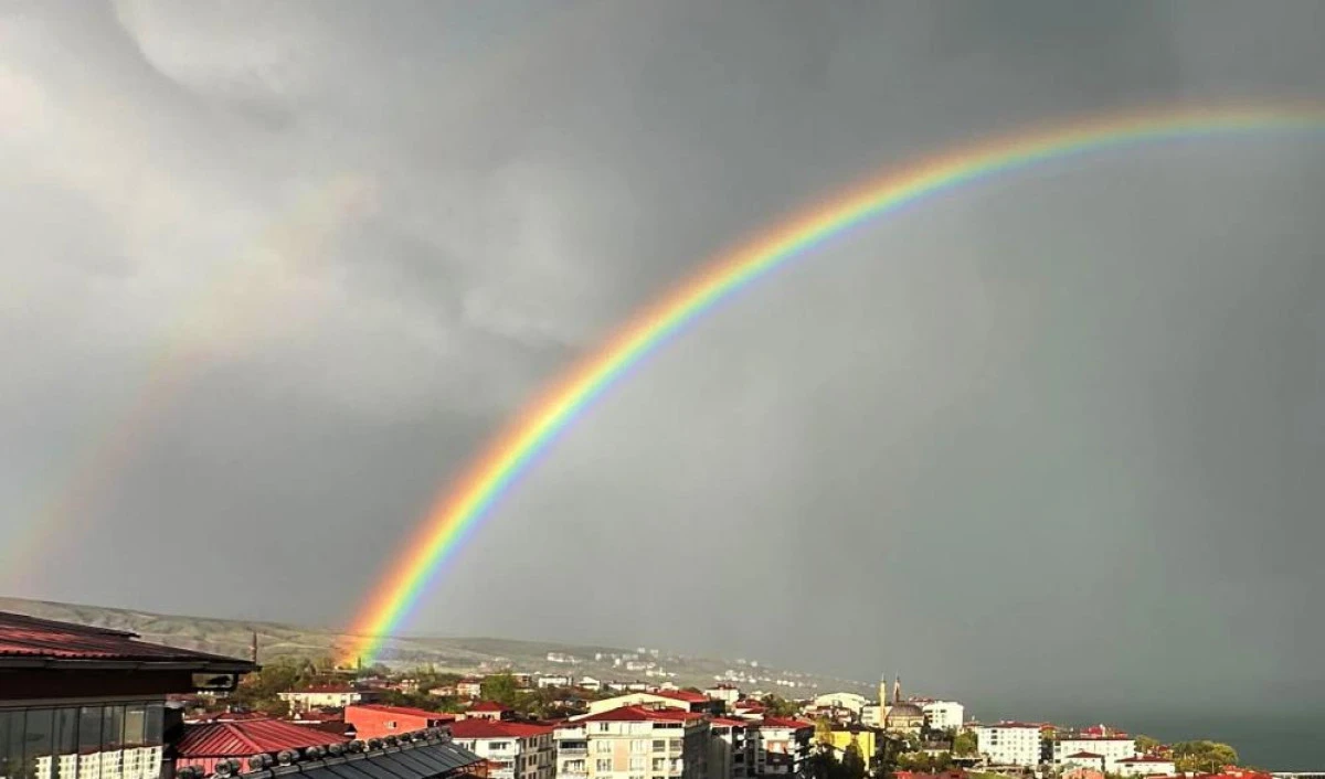 Van Gölü'nde gökkuşağı görsel şölen oluşturdu