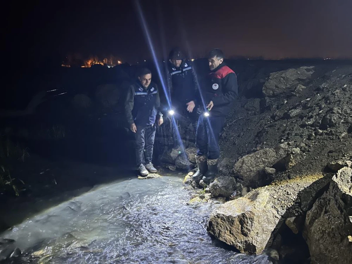 Van G&ouml;l&uuml;'nde inci kefali g&ouml;&ccedil;&uuml; başladı: Ekipler sağanak yağış altında n&ouml;bette