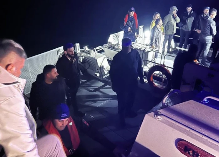 Van G&ouml;l&uuml;&rsquo;nde mahsur kalan 36 kişilik off-road ekibi kurtarıldı