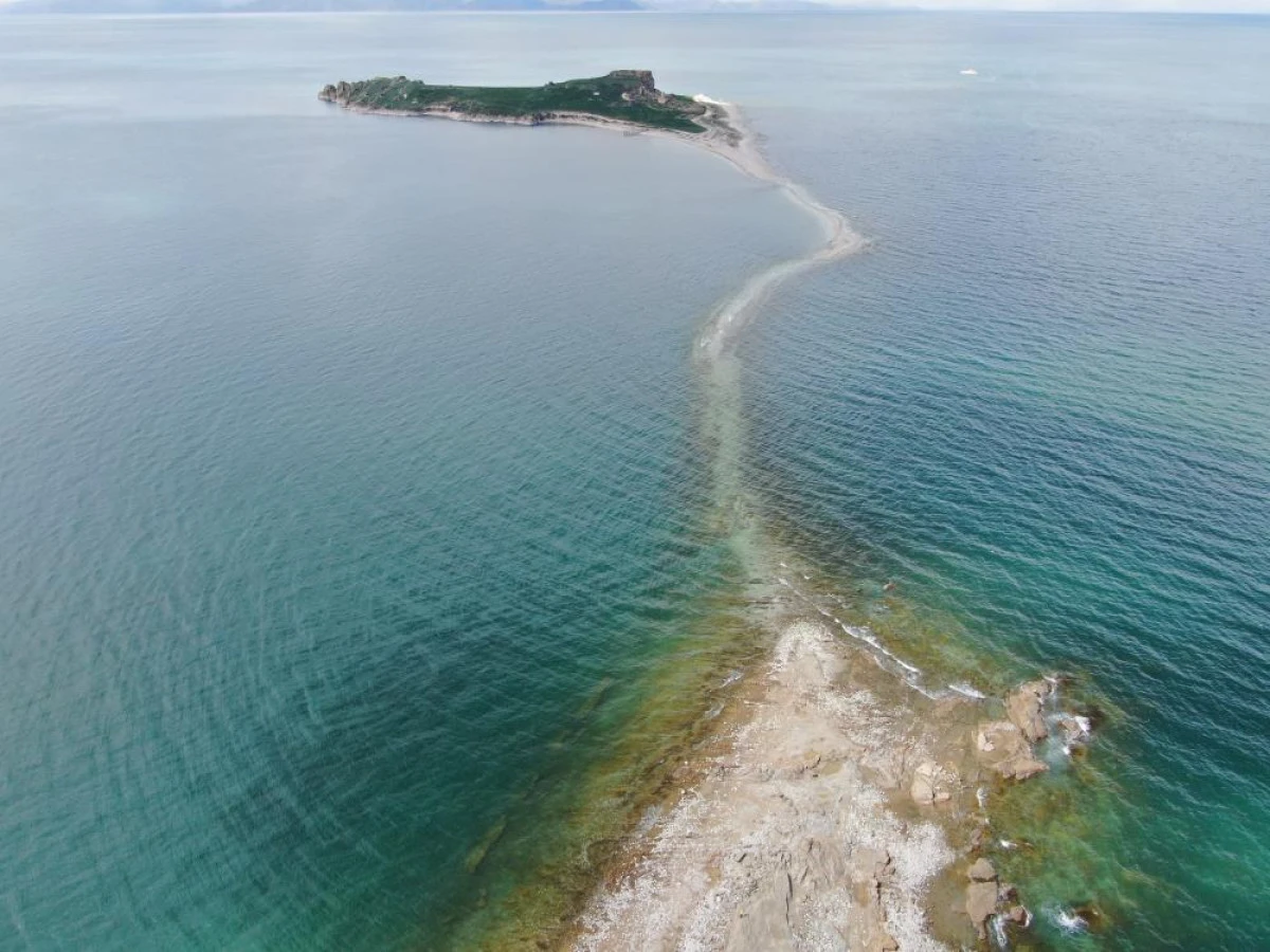 Van Gölü'nde su seviyesi düştü, Çarpanak Adası'na giden antik yol ortaya çıktı