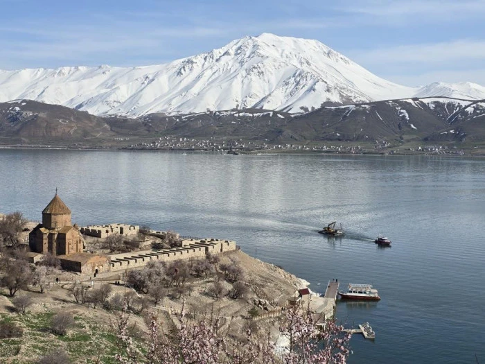 Van G&ouml;l&uuml;&rsquo;nde sular &ccedil;ekildi, Akdamar&rsquo;daki iskele yenileniyor