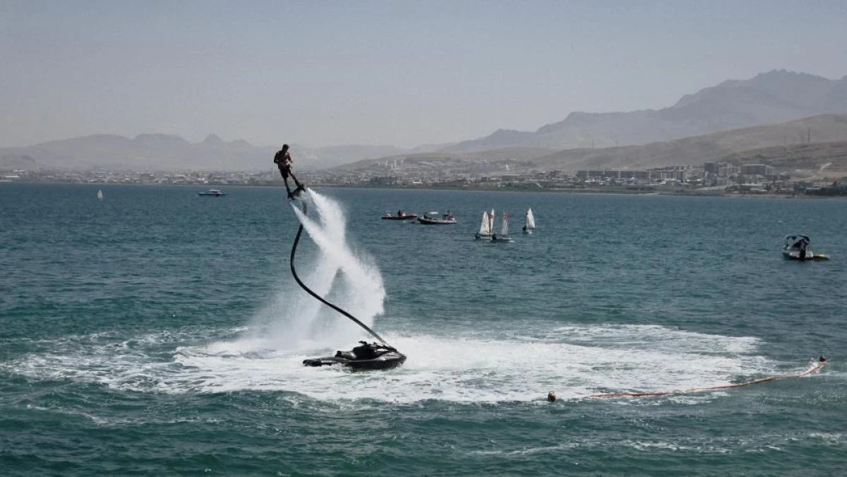 Van G&ouml;l&uuml;'nde T&uuml;rk bayrağıyla nefes kesen flyboard g&ouml;sterisi