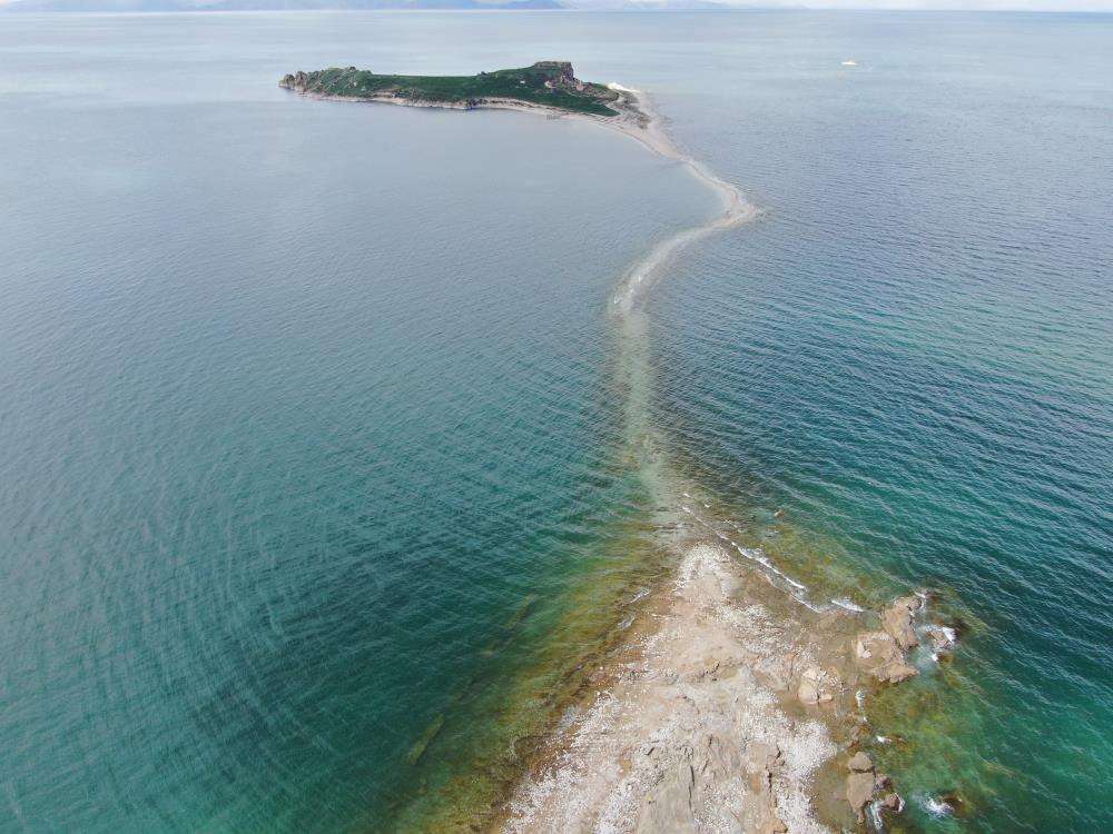 Van Gölü'nün el değmemiş güzelliği Çarpanak Adası