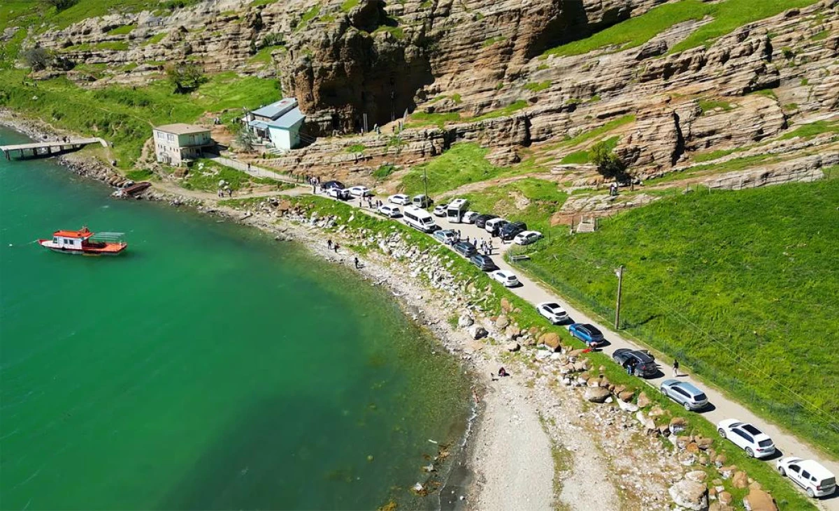 Van G&ouml;l&uuml;'n&uuml;n kıyısındaki turizm cenneti: İncekaya k&ouml;y&uuml;