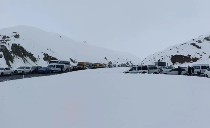 Van-Hakkari karayolunda &ccedil;ığ: &Ccedil;ok sayıda ara&ccedil; mahsur kaldı