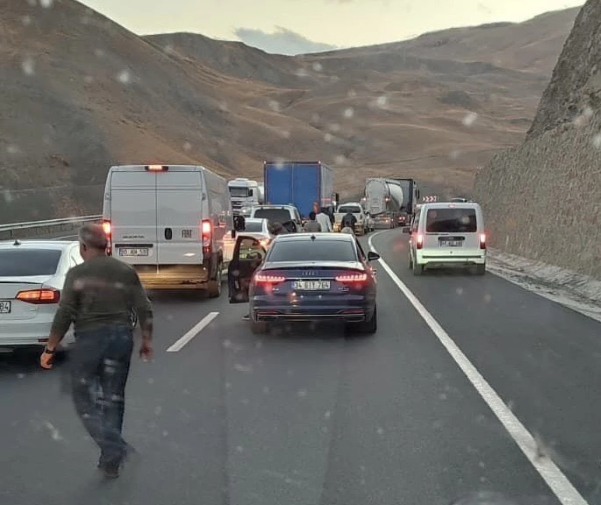 Van-Hakkari karayolunda otomobil tırla çarpıştı: 2 ölü, 5 yaralı