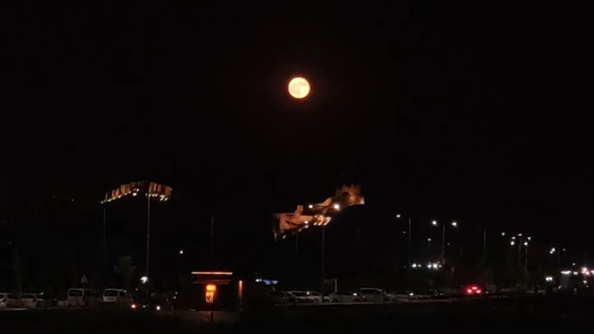 Van Kalesi dolunayda manzarası ile hayran bıraktı