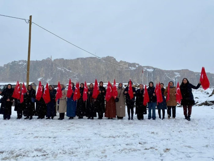 Van Kalesi'nde kadınlardan bayrak sevgisi y&uuml;r&uuml;y&uuml;ş&uuml;