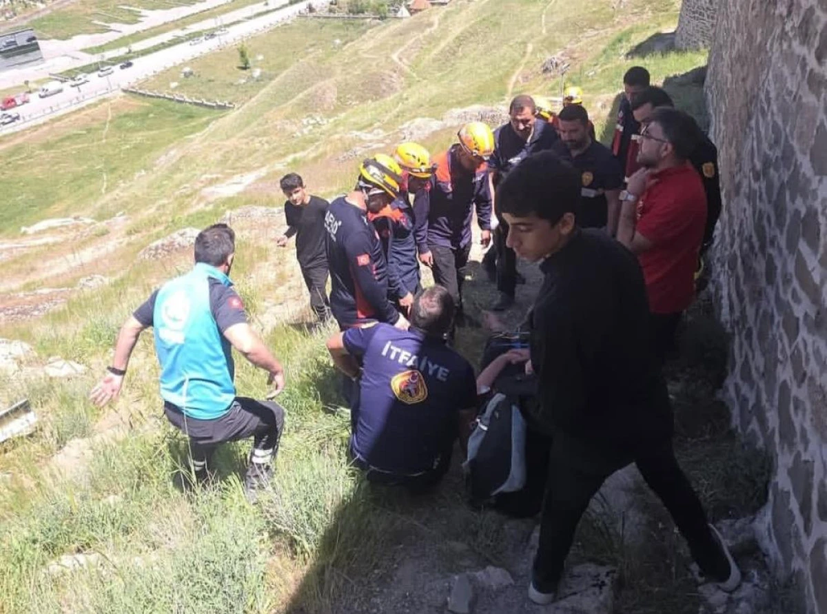 Van Kalesi'nde kayalıklarda mahsur kalan şahıs kurtarıldı