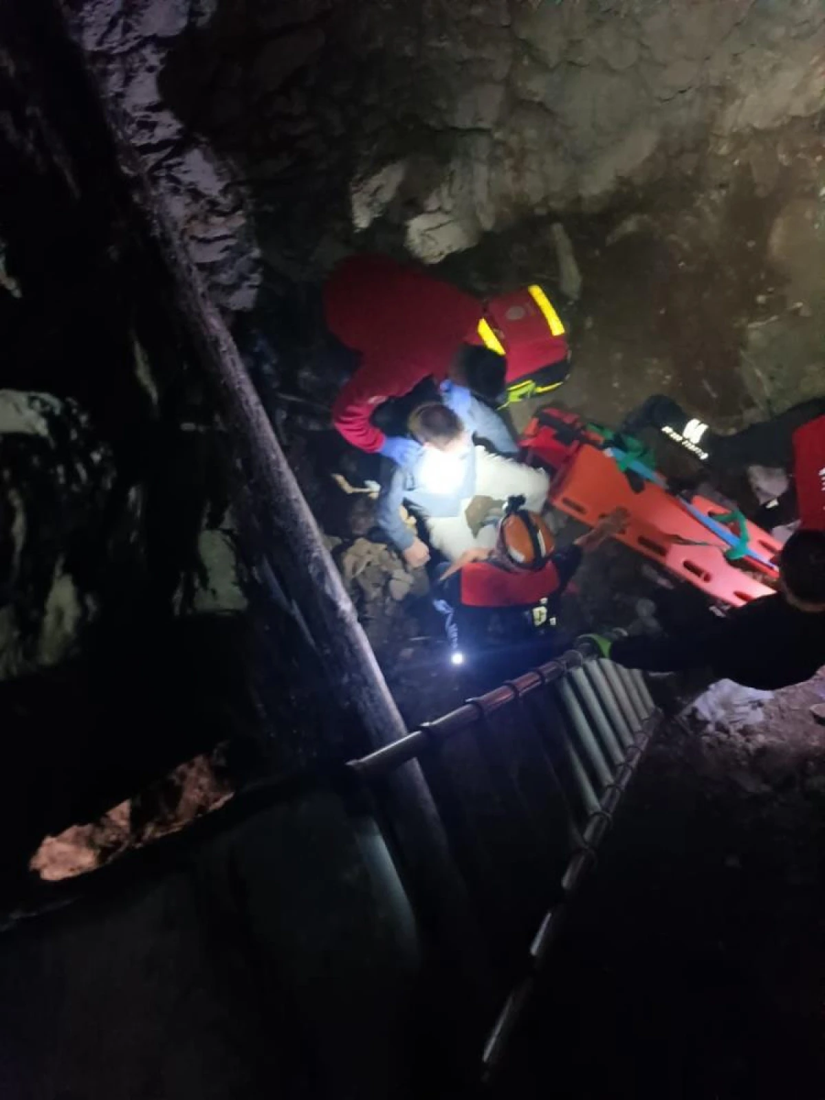 Van Kalesi'nden düşen Alman turist yaralandı
