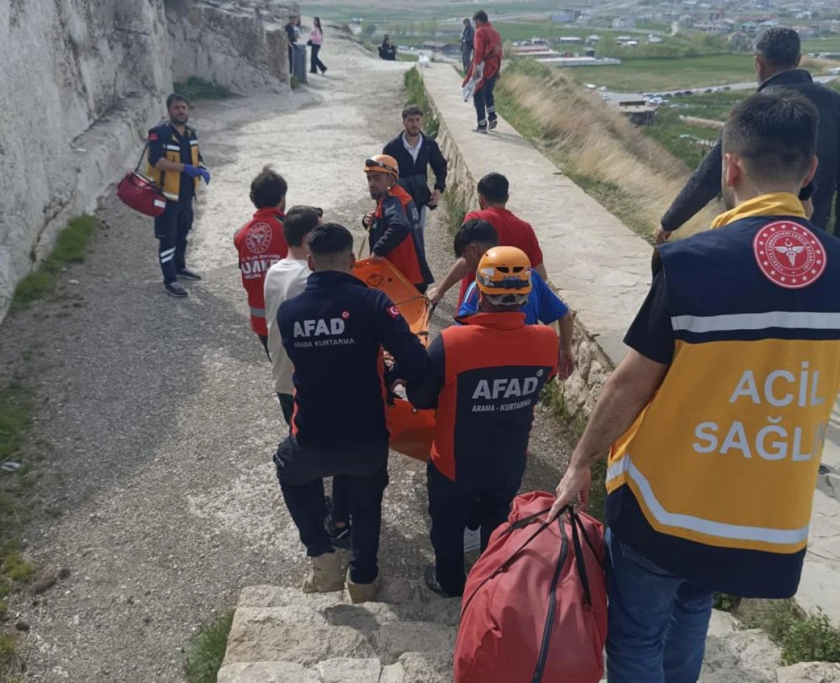 Van Kalesi'nden düşen yaşlı kadın kurtarıldı