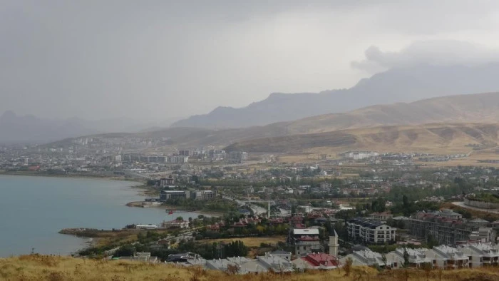 Van kent merkezinde sis etkili oldu
