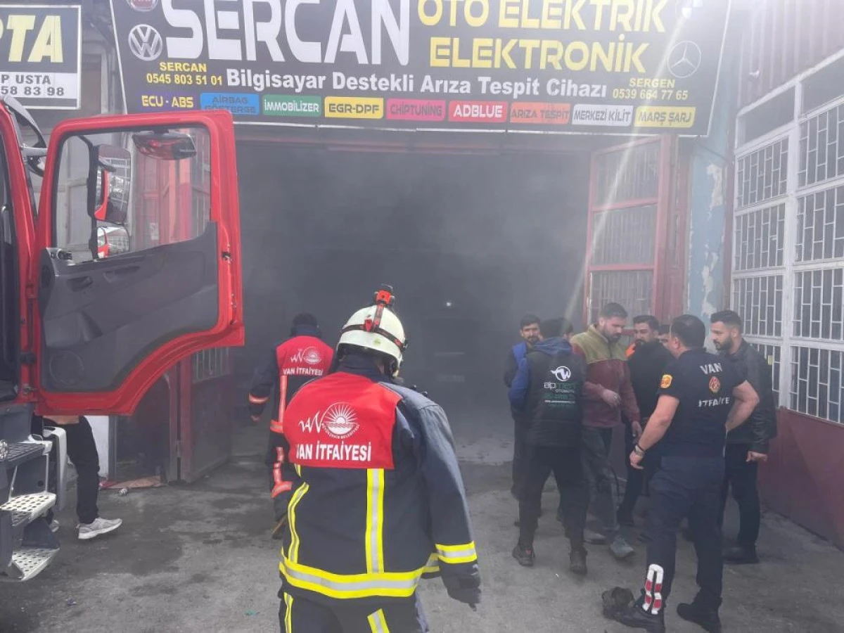 Van oto sanayisinde otomobil yangını