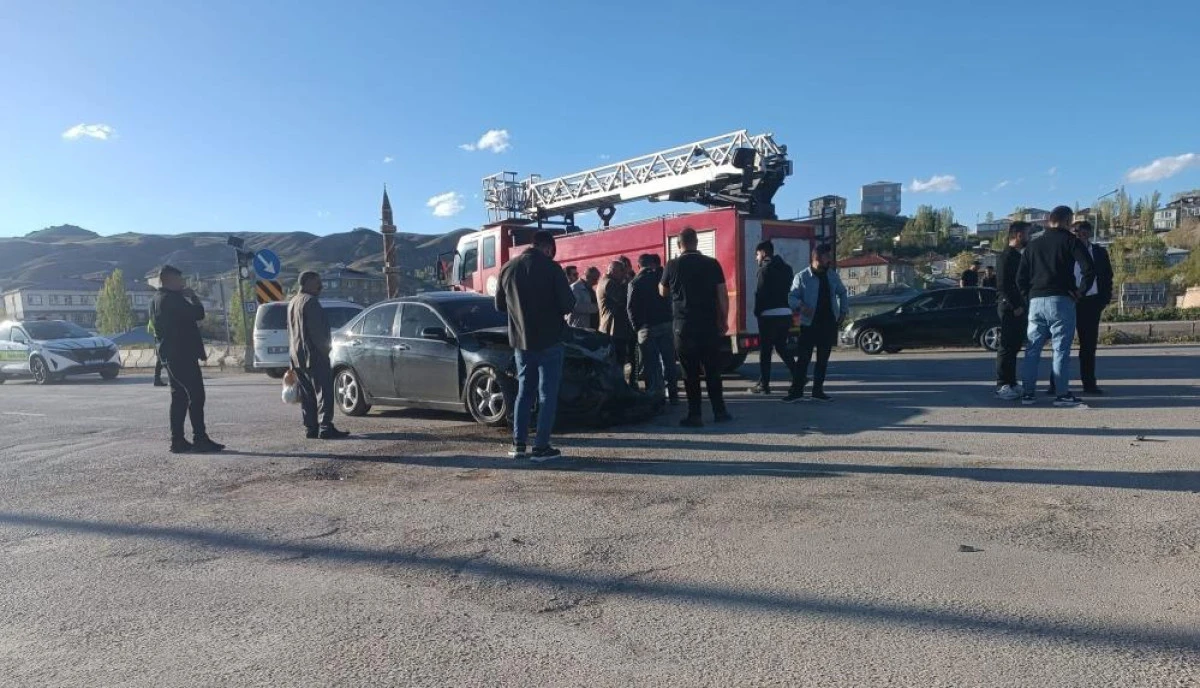 Van &Ouml;zalp'te zincirleme kaza: 4 yaralı