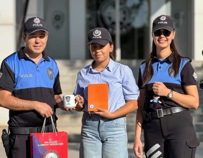 Van polisi kız çocuğunun hayallerine ortak oldu