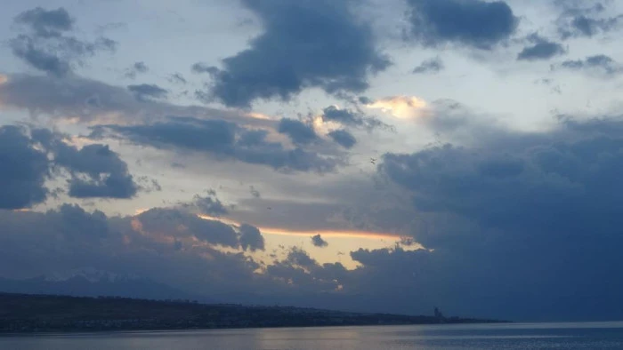 Van semalarında bulut ve ışık şöleni: Gündüz bulutların dansı, akşam büyülü manzaralarVan semalarında bulut ve ışık şöleni: Gündüz bulutların dansı, akşam büyülü manzaralar