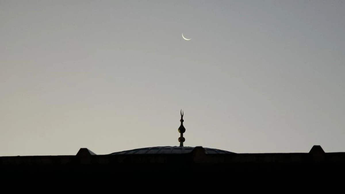 Van semalarında hilal Ay ve Mars, tarihi camilerle aynı karede