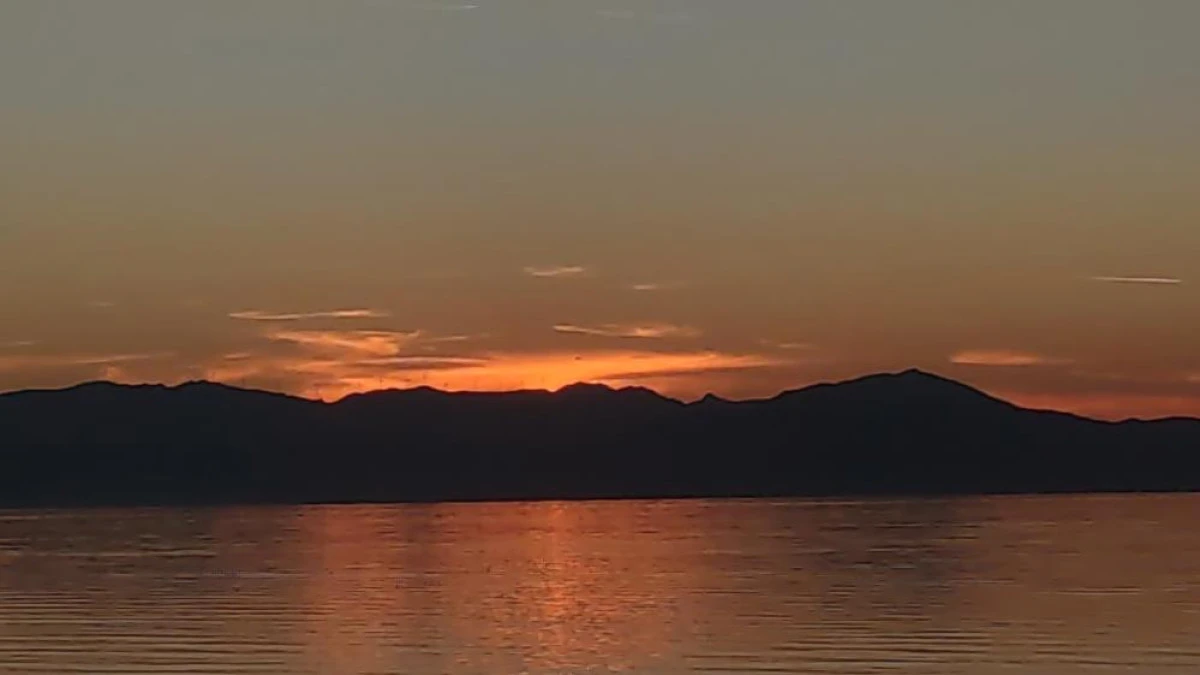 Van semalarında kartpostallık akşam: Uçaklar, kuşlar ve kızıl günbatımı büyüledi