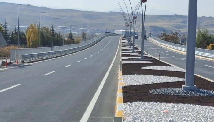 Van trafiğine yeni nefes: Edremit Köprülü Kavşağı trafiğe açıldı