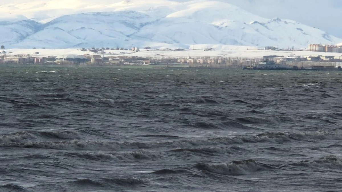 Van YY&Uuml; Su &Uuml;r&uuml;nleri Fak&uuml;ltesi Dr. &Ouml;ğretim &Uuml;yesi Mustafa Akkuş: "Bu yıl y&uuml;zleri g&uuml;ld&uuml;recek bir tablo mevcut"