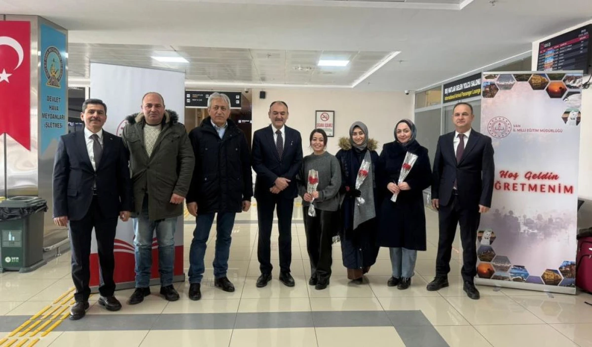 Van'a yeni atanan &ouml;ğretmenler g&uuml;llerle karşılandı