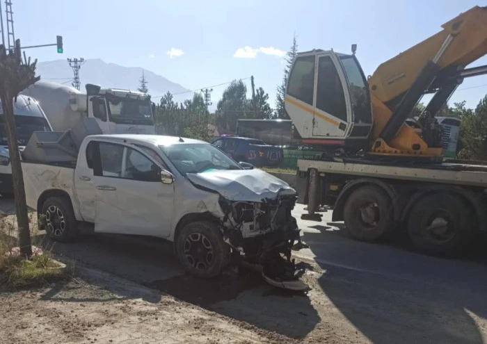 Van'da 1 kişinin &ouml;ld&uuml;ğ&uuml;, 4 kişinin yaralandığı kazanın g&uuml;venlik kamerası g&ouml;r&uuml;nt&uuml;leri ortaya &ccedil;ıktı