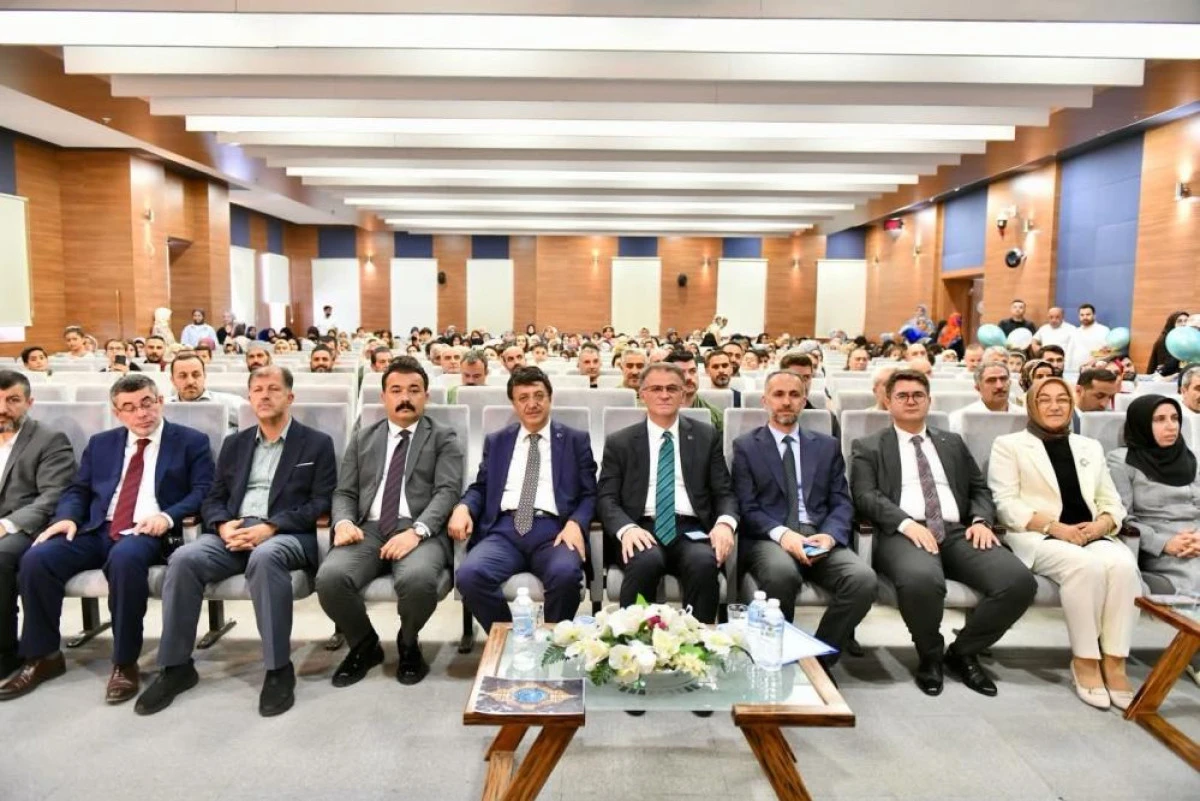 Van'da 1 yılda hafız olan 7 kız &ouml;ğrenci i&ccedil;in ta&ccedil; giydirme t&ouml;reni d&uuml;zenlendi
