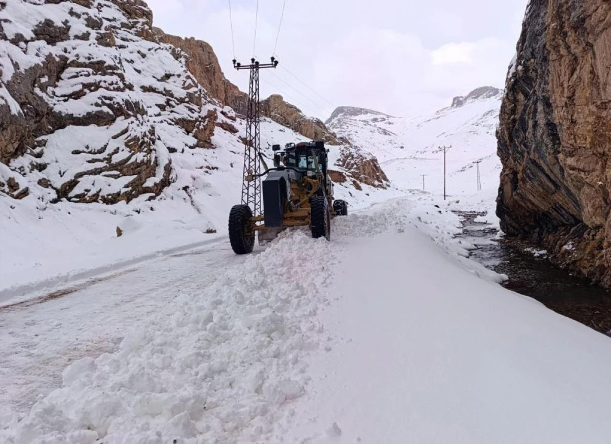 Van'da 102 yerleşim yerinin yolu ulaşıma kapandı