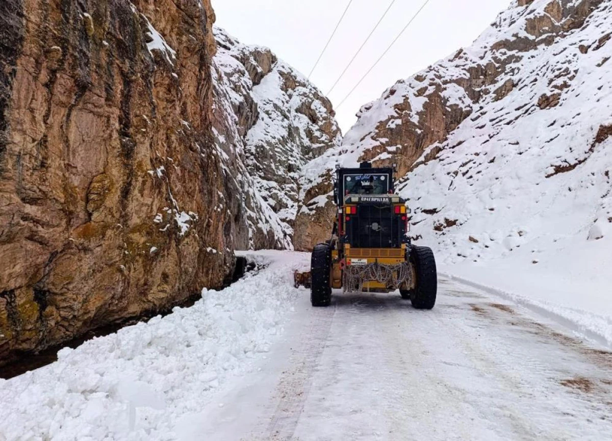 Van'da 102 yerleşim yerinin yolu ulaşıma kapandı