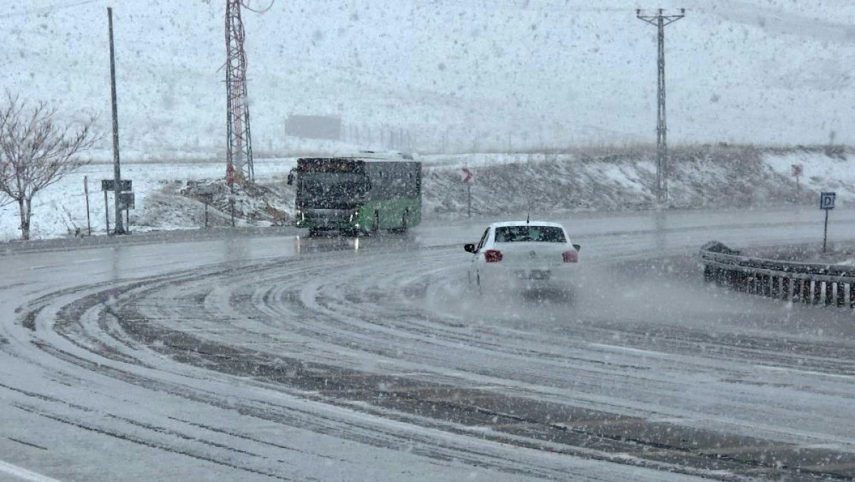 Van'da 11 yerleşim yerinin yolu ulaşıma kapandı