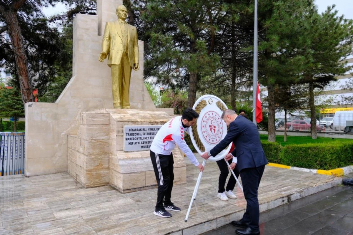 Van'da 19 Mayıs kutlamaları &ccedil;elenk sunma t&ouml;reniyle başladı
