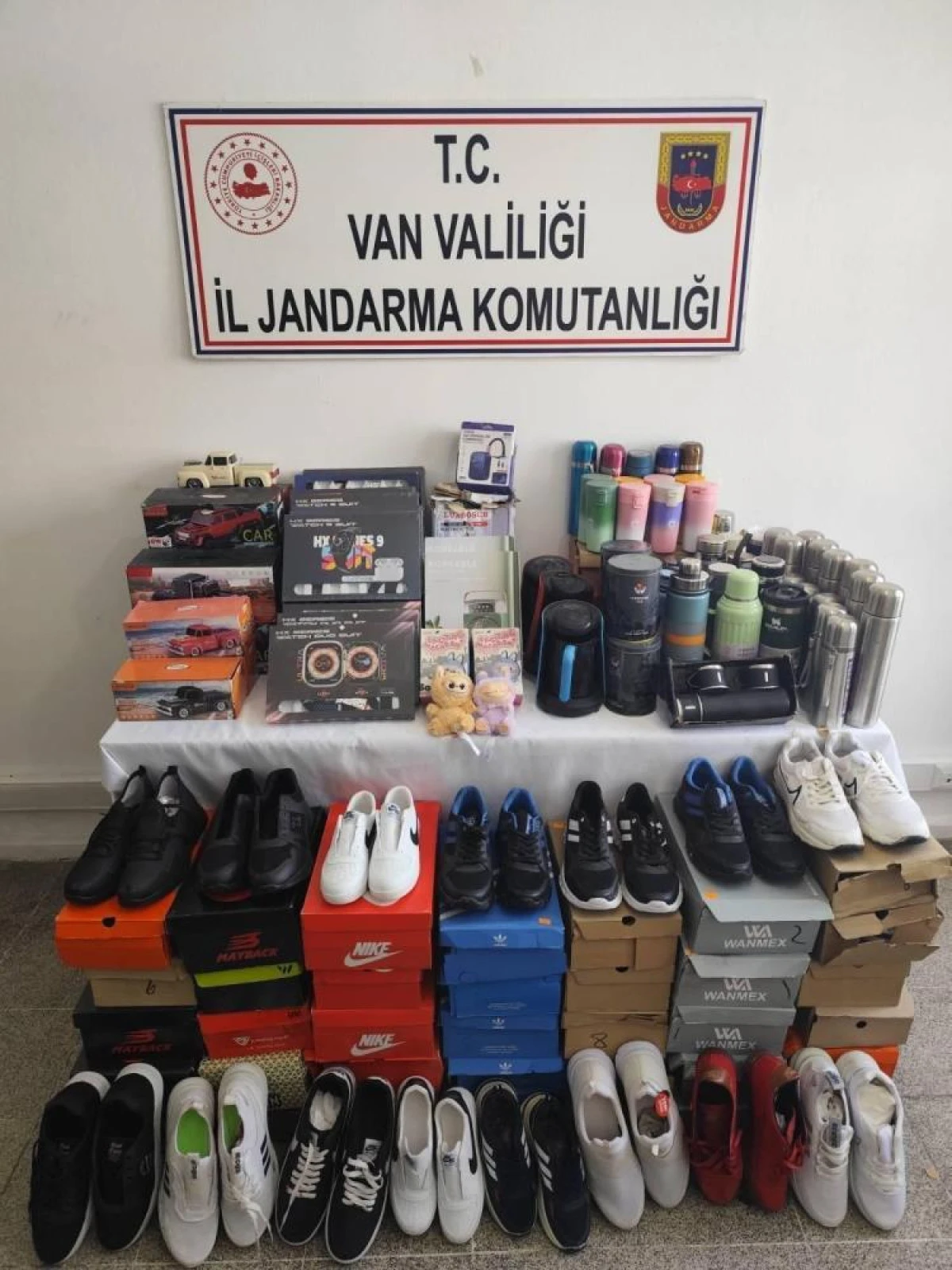 Van&rsquo;da 209 par&ccedil;a ka&ccedil;ak eşya ele ge&ccedil;irildi