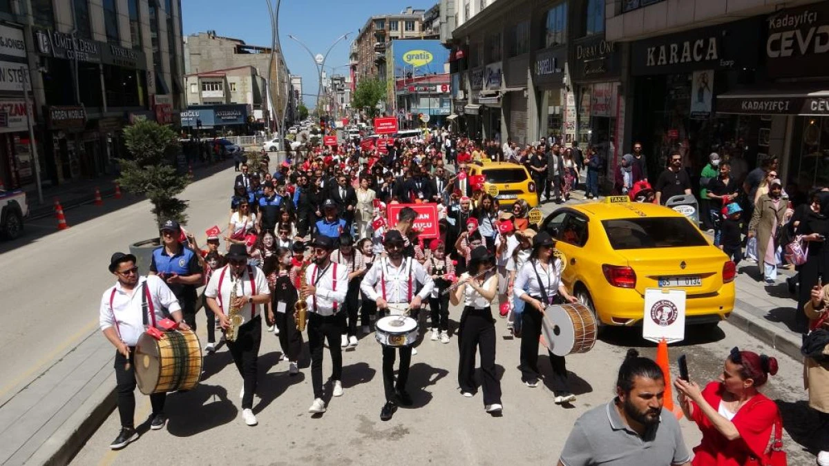 Van'da ‘22. Akdamar Çocuk ve Gençlik Tiyatroları Şenliği’ başladı