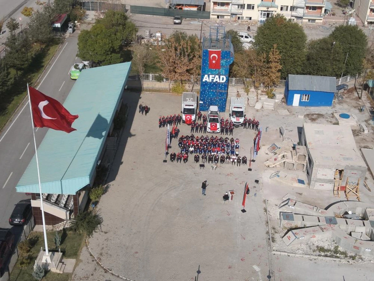 Van&rsquo;da 23 Ekim Depremi&rsquo;nin 15. yılında hayatını kaybedenler anıldı