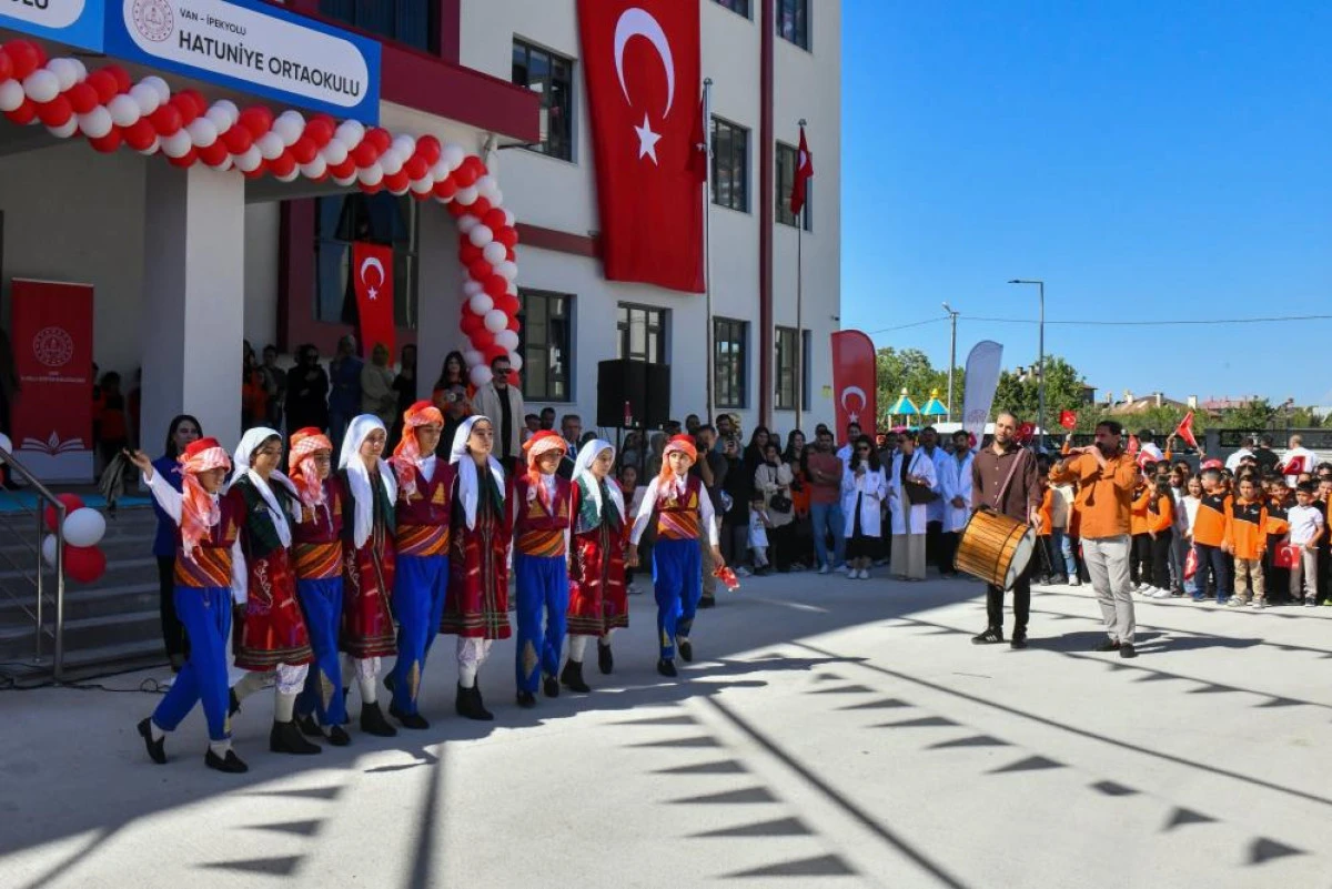 Van'da 274 bin 685 &ouml;ğrenci ders başı yaptı