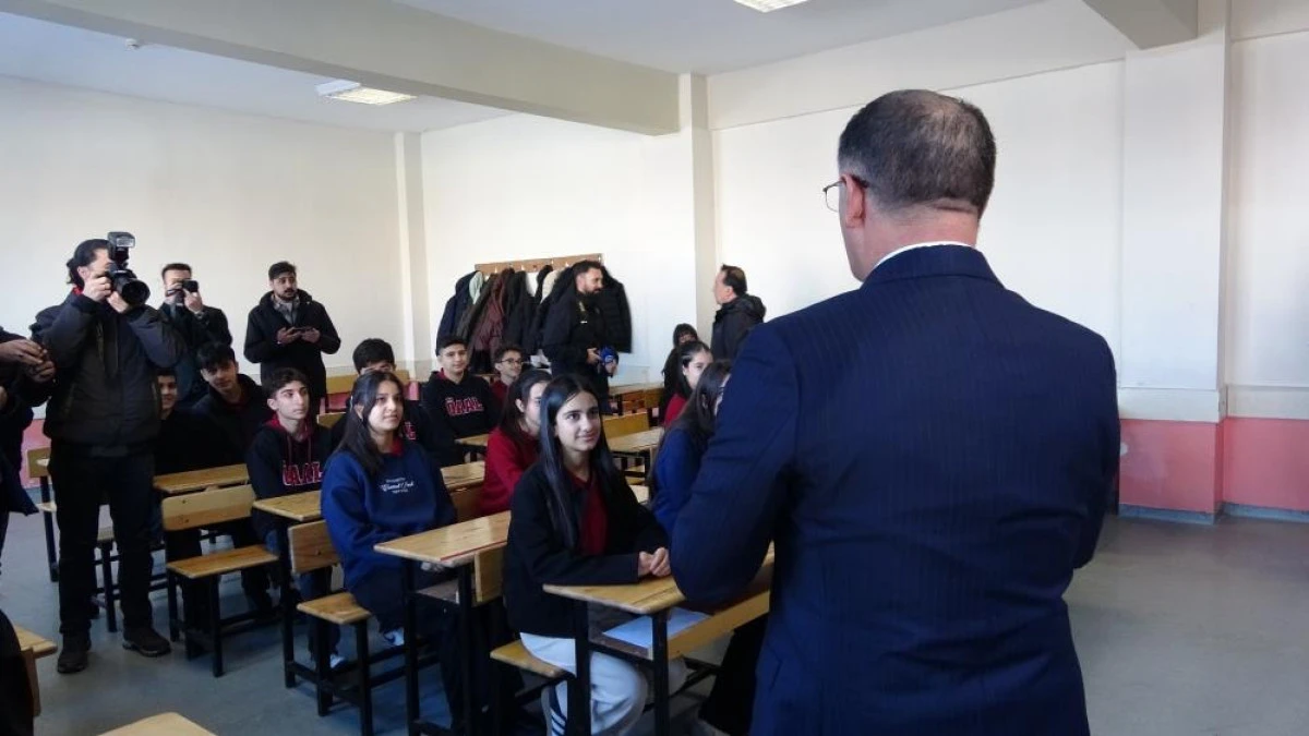 Van&rsquo;da 275 bin 363 &ouml;ğrenci karne heyecanı yaşadı