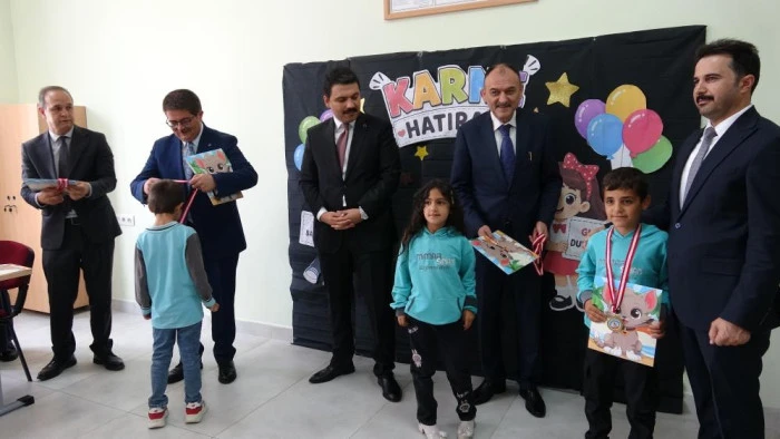 Van'da 275 bin 826 &ouml;ğrenci karne heyecanı yaşadı
