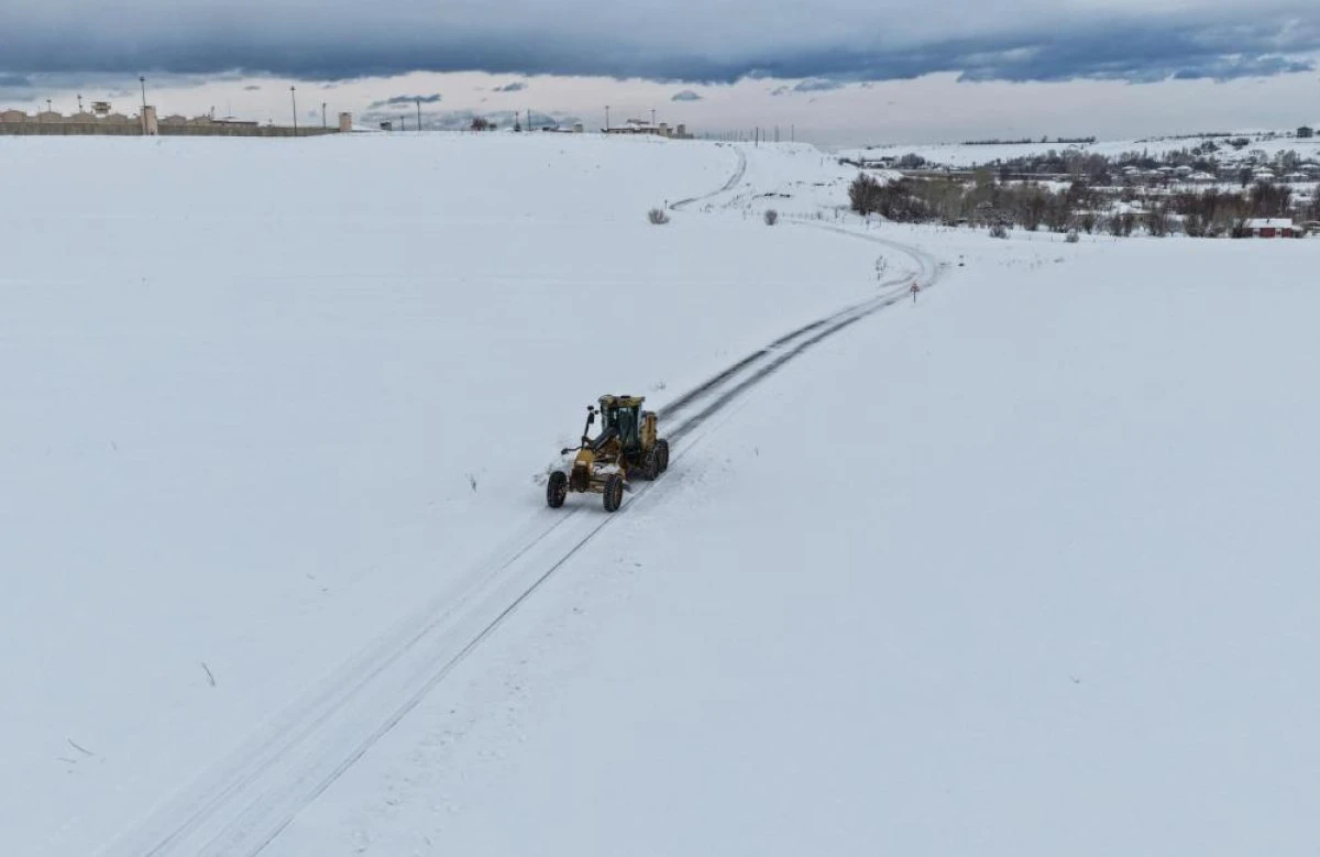 Van&rsquo;da 283 yerleşim yerinin yolu kapandı
