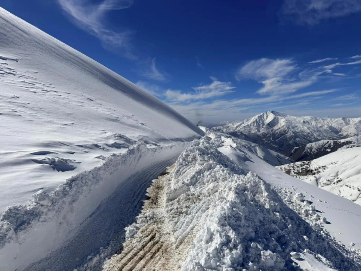 Van'da 3 bin 300 rakımlı mezra yolunda karla m&uuml;cadele s&uuml;r&uuml;yor