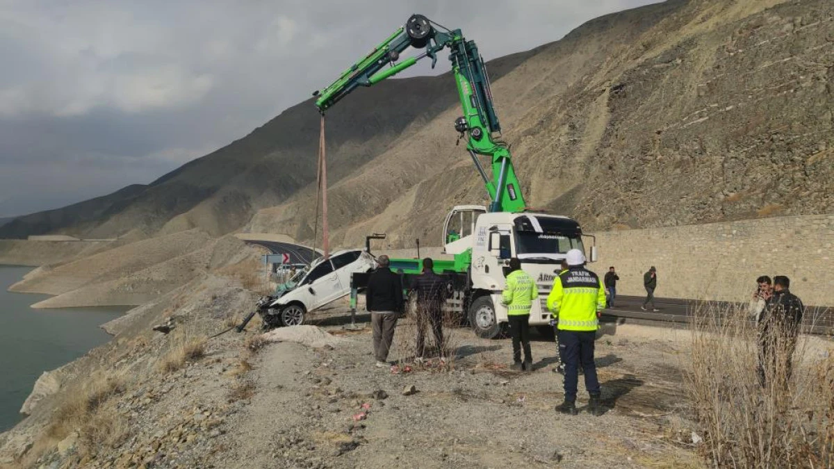 Van'da 3 gence mezar olan otomobil, sudan çıkarıldı