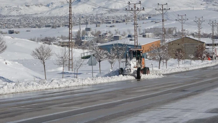 Van'da 390 yerleşim yerinin yolu kardan kapandı