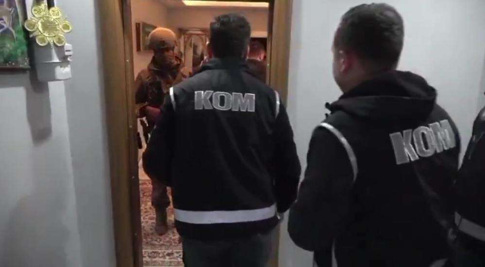 Van'da 4 ev ve 1 iş yerine operasyon: Çok sayıda silah ve mermi ele geçirildi