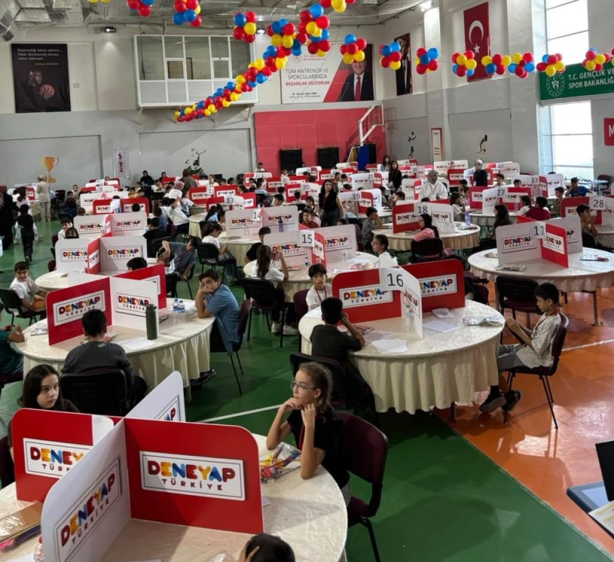 Van'da 453 &ouml;ğrenci DENEYAP Teknoloji At&ouml;lyeleri i&ccedil;in ter d&ouml;kt&uuml;