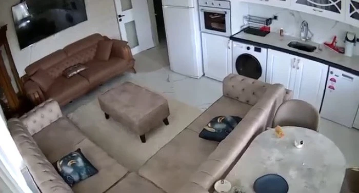 Van&rsquo;da 5.2 b&uuml;y&uuml;kl&uuml;ğ&uuml;nde deprem: Sarsıntı anı kamerada