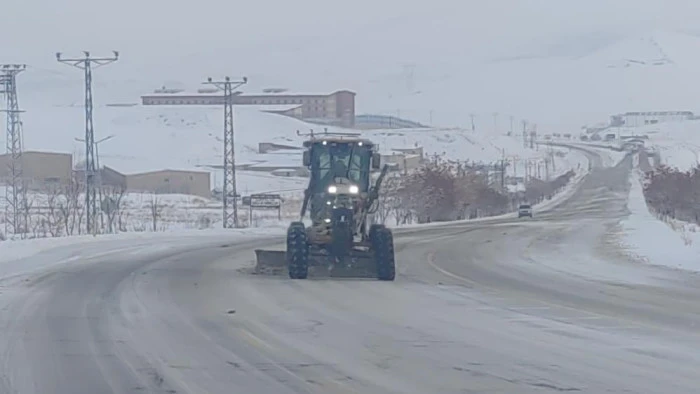 Van'da 90 yerleşim yerinin yolu ulaşıma kapandı