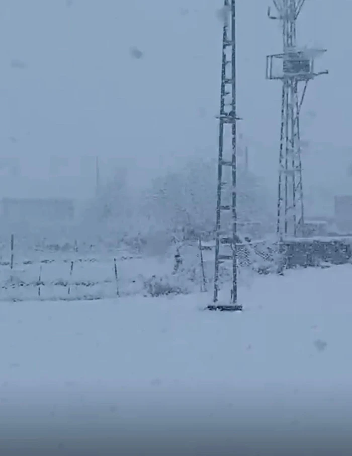 Van&rsquo;da 93 yerleşim yerinin yolu kapandı